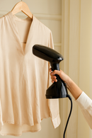 Kledingstomer – 1600W – Handstomer voor kleding – Snelle opwarming – Inclusief borstelopzetstuk & maatbeker – Zwart