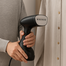 Kledingstomer – 1600W – Handstomer voor kleding – Snelle opwarming – Inclusief borstelopzetstuk & maatbeker – Zwart