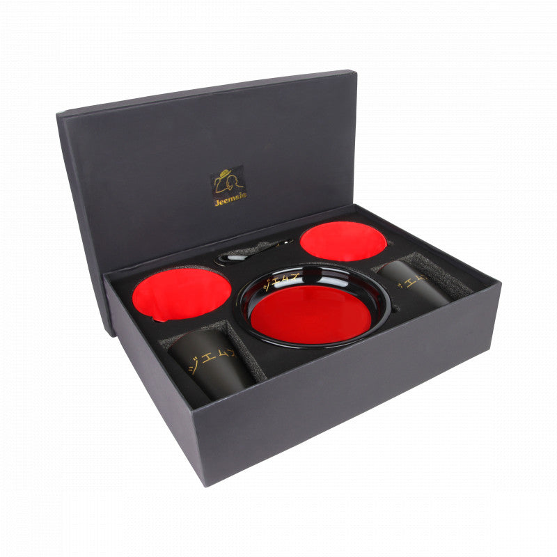 Sushi Servies - 8 delig - Luxe giftbox - Zwart Rood Goud - Sushi bord - Drinkbeker - Eetstokjes - Dubbel Saus Bakje