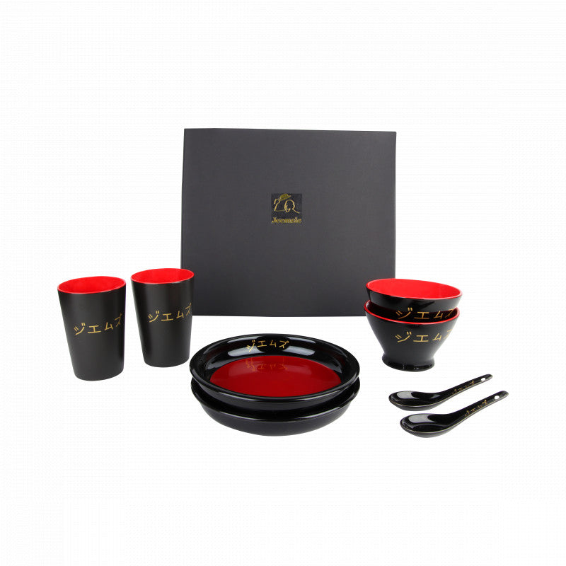 Sushi Servies - 8 delig - Luxe giftbox - Zwart Rood Goud - Sushi bord - Drinkbeker - Eetstokjes - Dubbel Saus Bakje